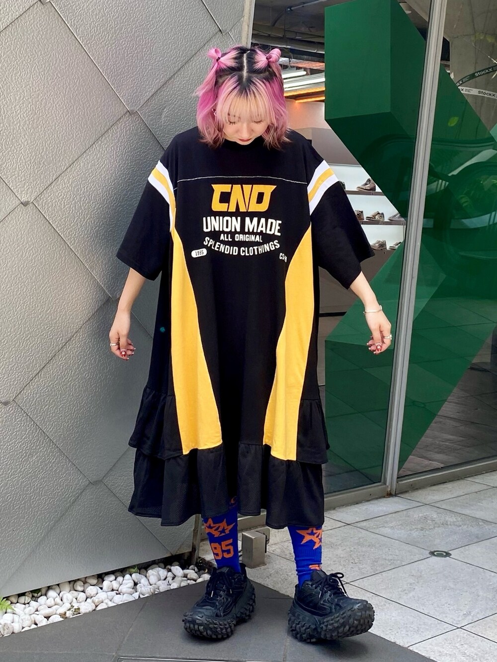 ブラック系のワンピース、ブラック系のシャツ/ブラウス、ブルー系のソックス/靴下を着用したレディースの夏コーディネートの4枚目の写真