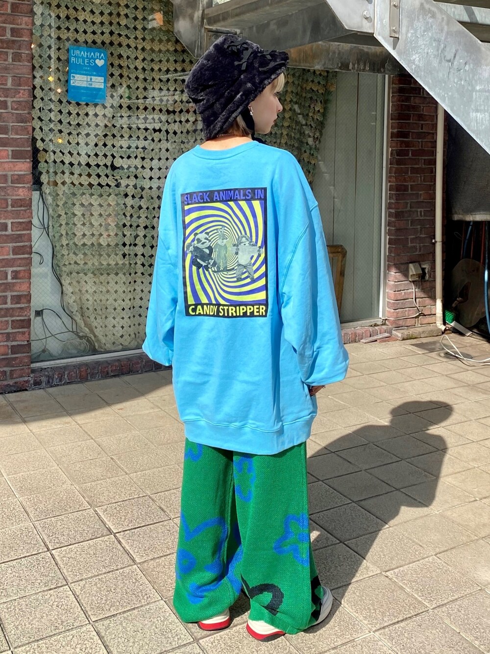 ブルー系のスウェット、グリーン系のその他パンツ、ブラック系のハットを着用したレディースの秋コーディネートの4枚目の写真