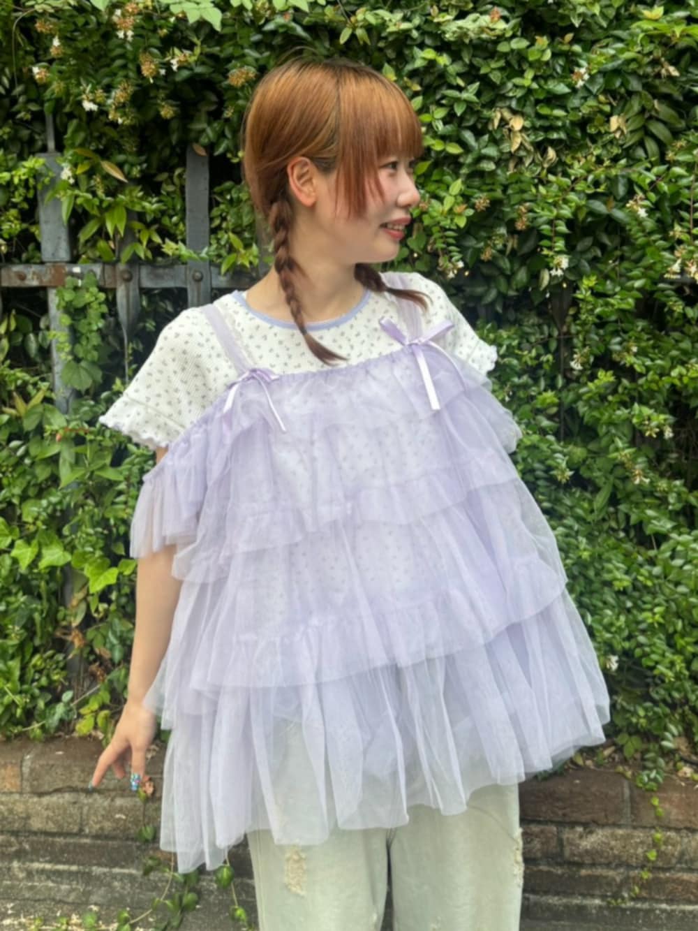 ブルー系のデニムパンツ、ホワイト系のTシャツ/カットソー、パープル系のその他トップスを着用したレディースの夏コーディネートの3枚目の写真