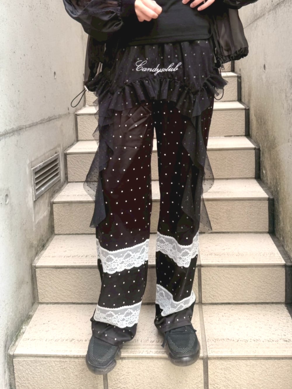 ブラック系のブルゾン、ブラック系のタンクトップ、ブラック系のその他パンツを着用したレディースの春コーディネートの5枚目の写真