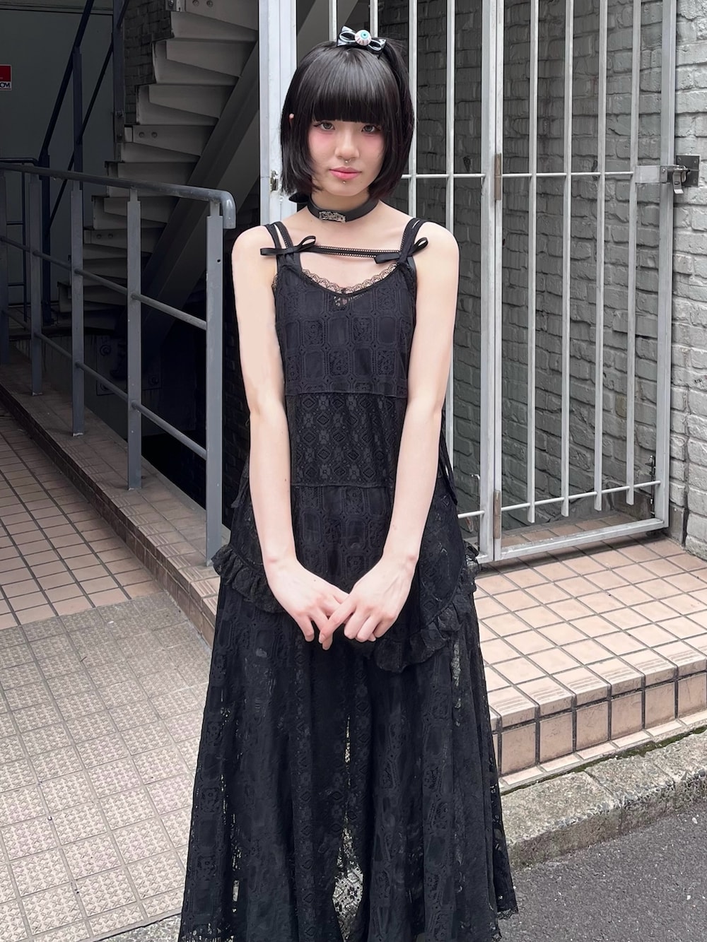 ブラック系のデニムパンツ、ブラック系のキャミソール、ブラック系のワンピースを着用したレディースの夏コーディネートの3枚目の写真