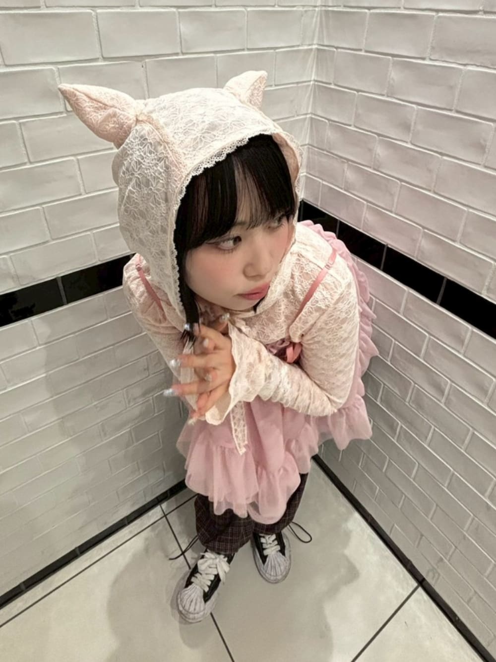 ブラウン系のその他パンツ、ピンク系のその他トップス、ピンク系のその他トップスを着用したレディースの冬コーディネートの5枚目の写真