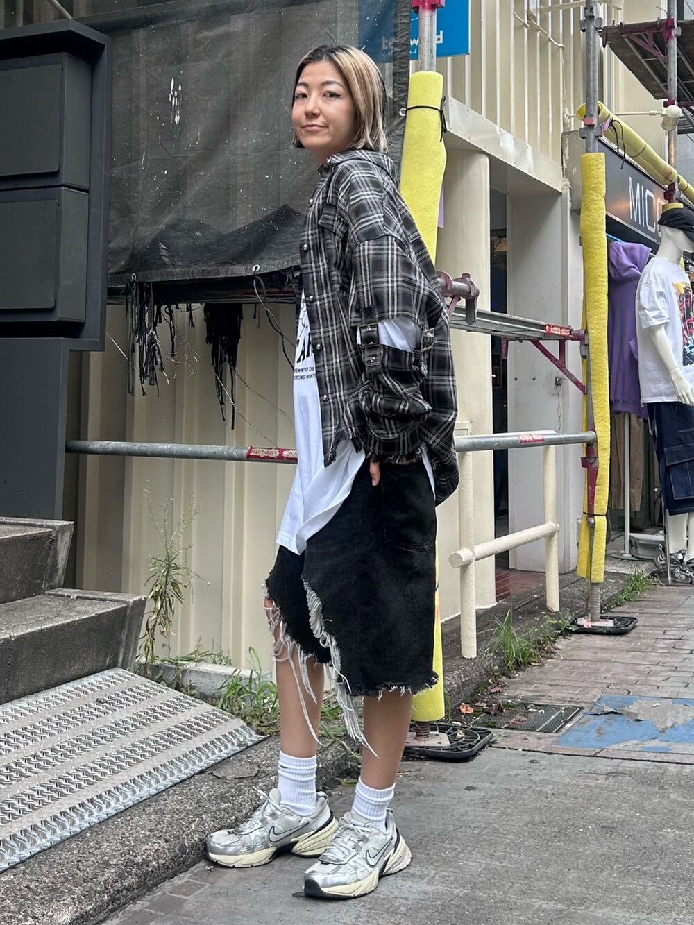 ブラック系のシャツ/ブラウス、ホワイト系のTシャツ/カットソー、ブラック系のデニムパンツを着用したレディースの夏コーディネートの4枚目の写真