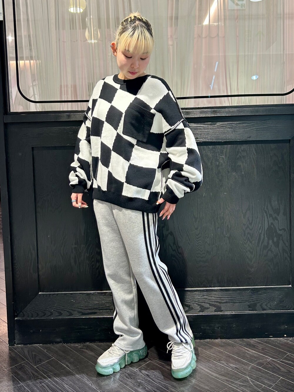 グレー系のその他パンツ、ブラック系のニット/セーターを着用したレディースの冬コーディネートの3枚目の写真