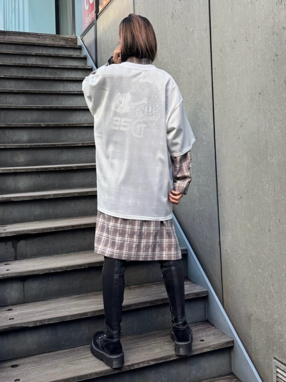 ホワイト系のTシャツ/カットソー、グレー系のシャツワンピースを着用したレディースの冬コーディネートの4枚目の写真