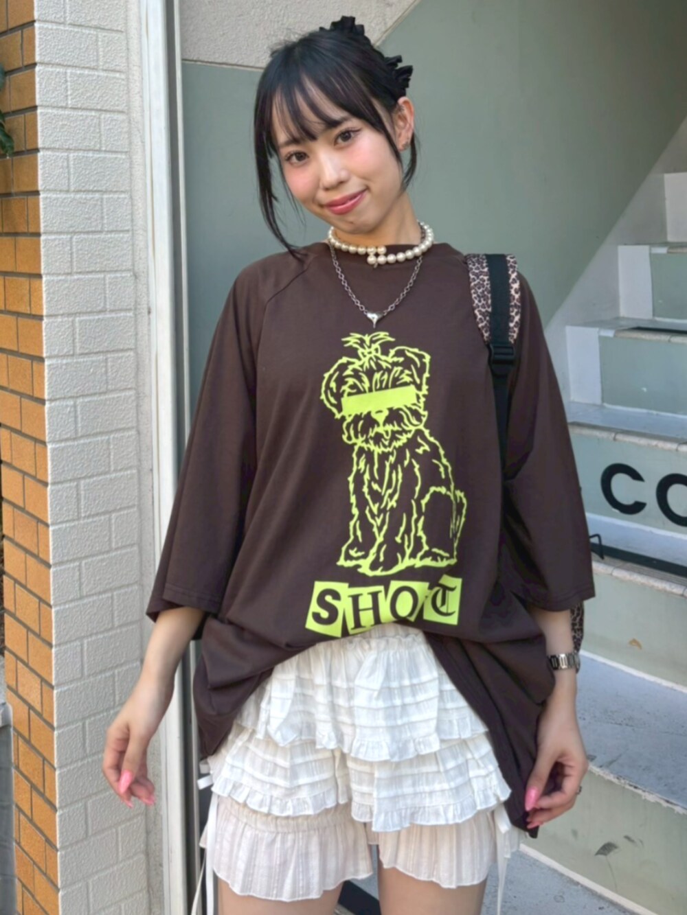 ホワイト系のその他パンツ、グリーン系のTシャツ/カットソー、その他のバックパック/リュックを着用したレディースの夏コーディネートの4枚目の写真
