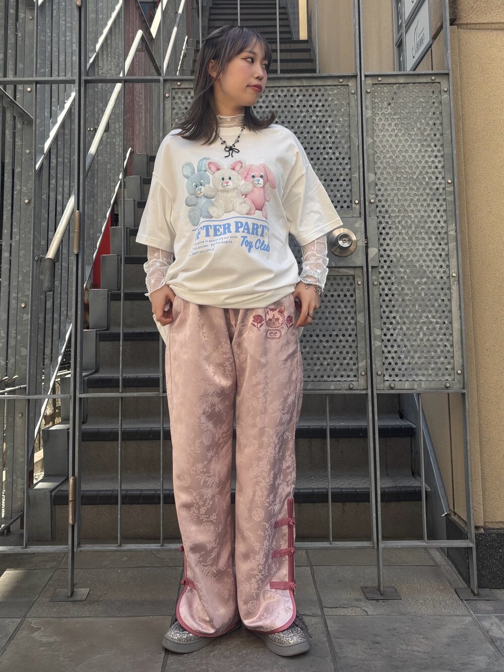 ピンク系のその他パンツ、ホワイト系のその他トップス、ホワイト系のTシャツ/カットソーを着用したレディースの春コーディネートの3枚目の写真