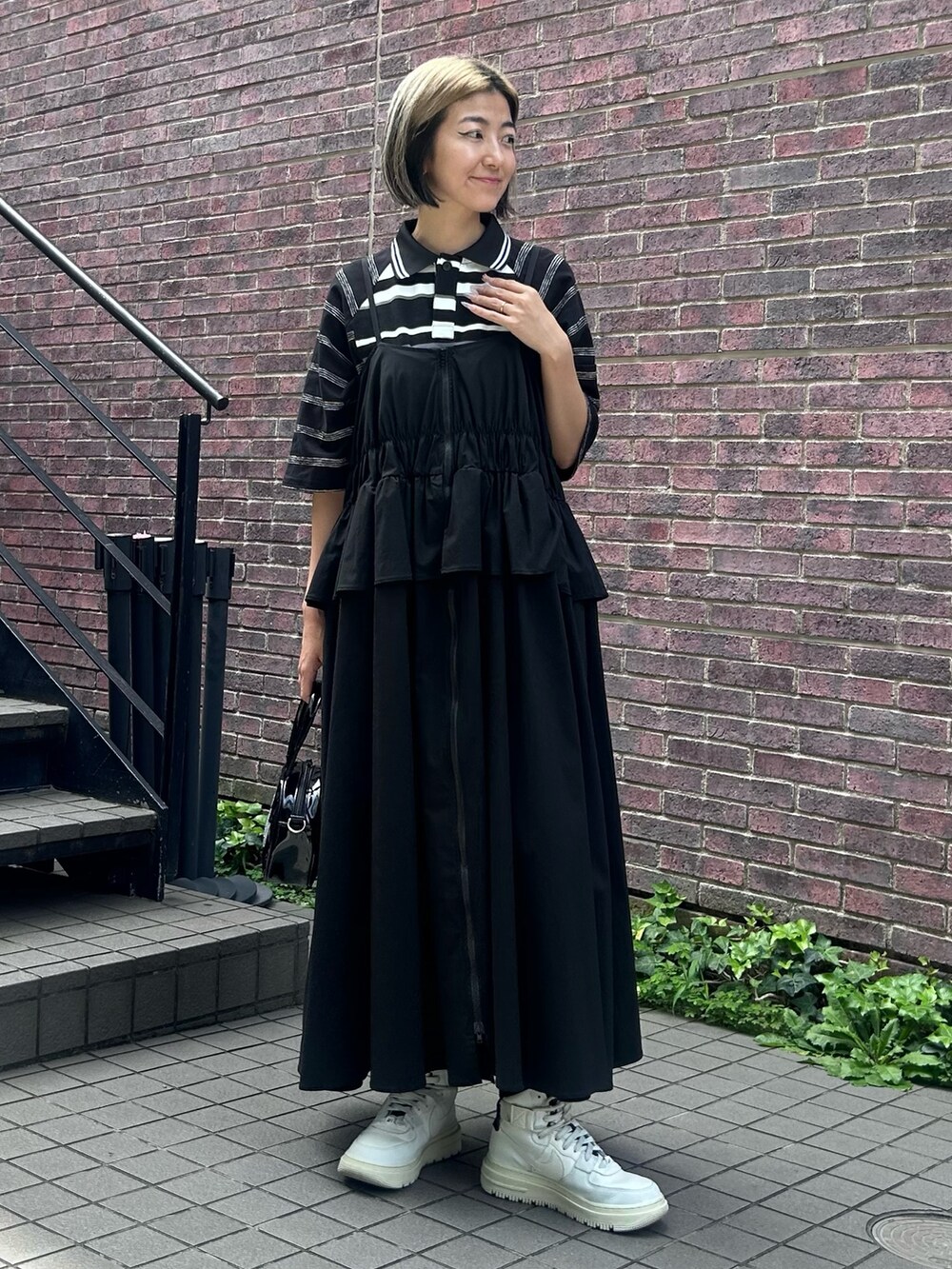 ブラック系のワンピース、ブラック系のワンピース、ブラック系のボストンバッグを着用したレディースの夏コーディネートの3枚目の写真