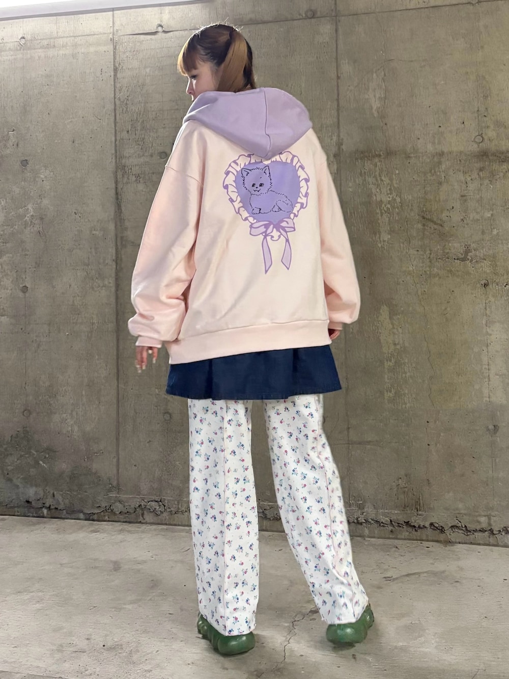 ホワイト系のパーカー、ホワイト系のTシャツ/カットソー、ブルー系のワンピースを着用したレディースの春コーディネートの4枚目の写真