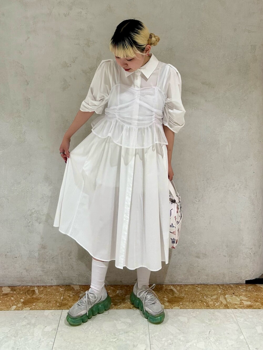 ホワイト系のハンドバッグ、ホワイト系のワンピースを着用したレディースの夏コーディネートの5枚目の写真