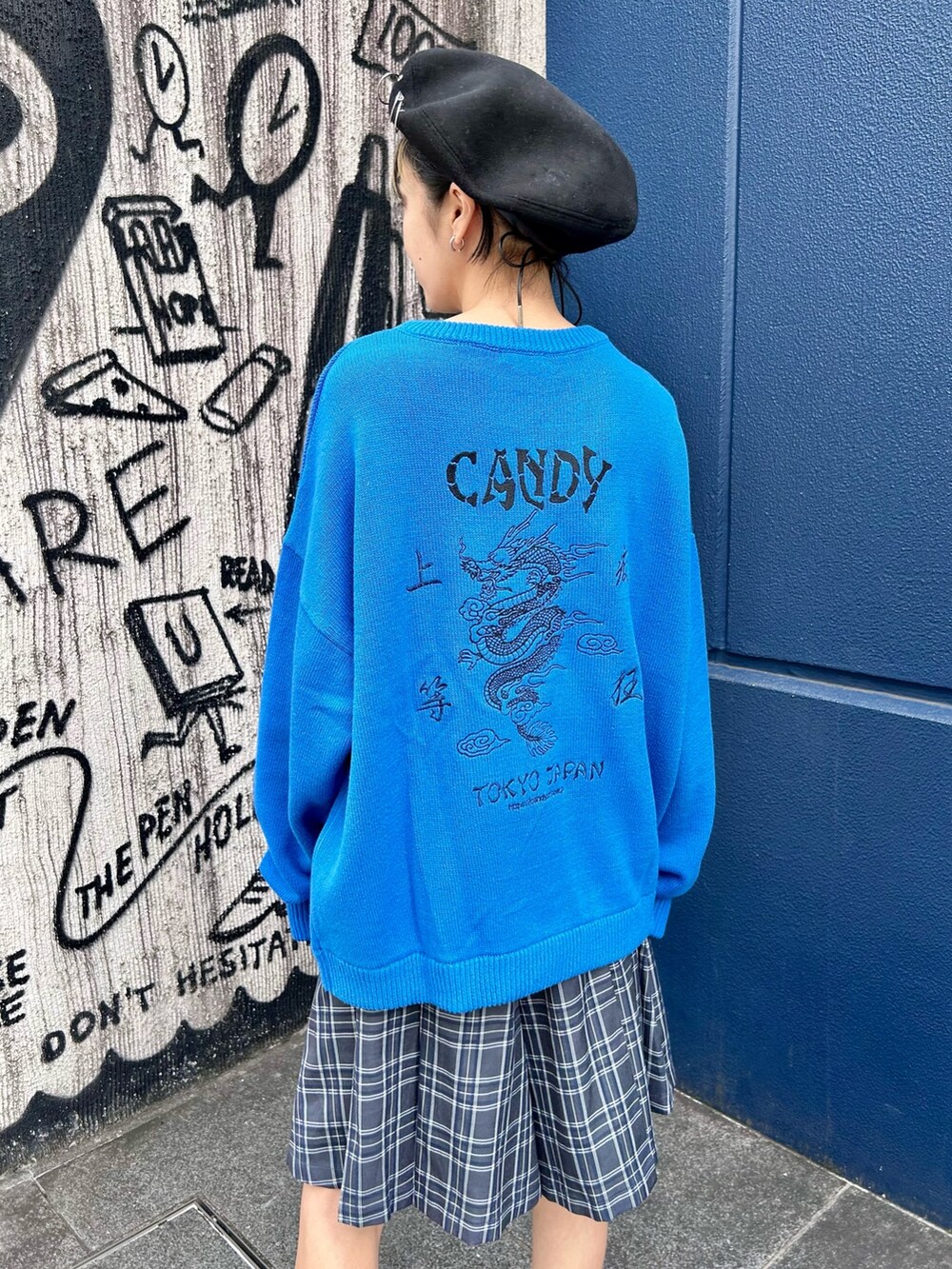 ブルー系のニット/セーター、グレー系のスカート、ブラック系のボディバッグ/ウエストポーチを着用したレディースの秋コーディネートの5枚目の写真