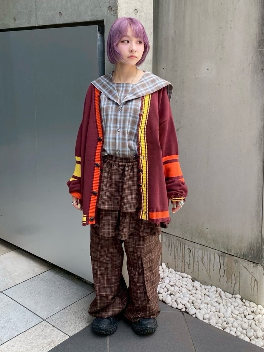 ブラウン系のその他パンツ、ブラウン系のシャツ/ブラウス、レッド系のカーディガン/ボレロを着用したレディースの秋コーディネートの2枚目の写真