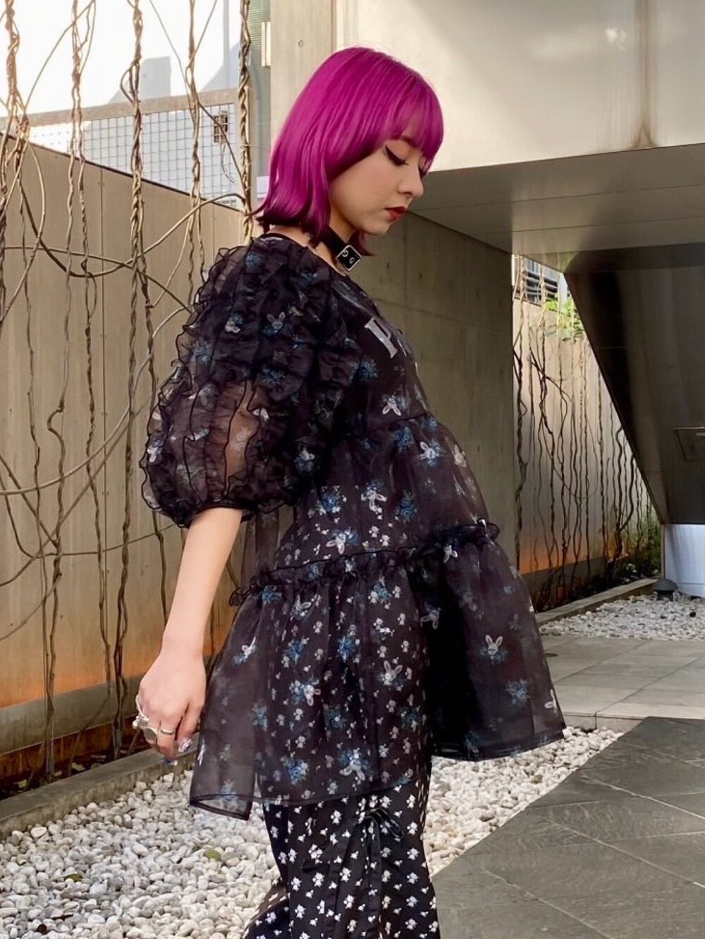 ブラック系のその他トップス、ブラック系のTシャツ/カットソー、ブラック系のその他パンツを着用したレディースの春コーディネートの4枚目の写真