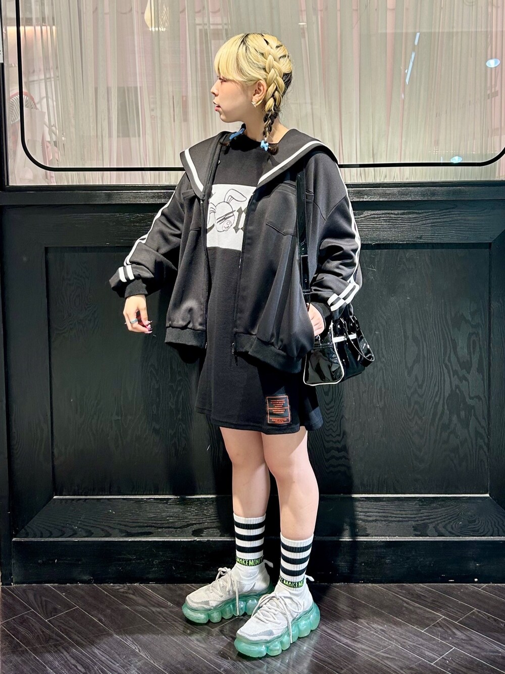 ブラック系のボストンバッグ、ブラック系のTシャツ/カットソー、ブラック系のブルゾンを着用したレディースの夏コーディネートの3枚目の写真