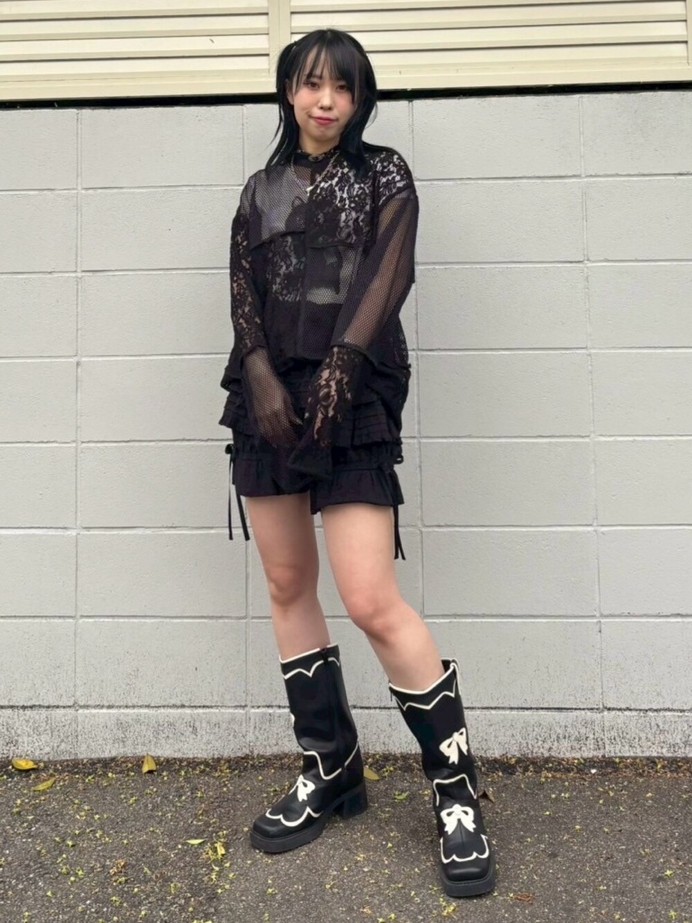 ブラック系のTシャツ/カットソー、ホワイト系のTシャツ/カットソー、ブラック系のその他パンツを着用したレディースの春コーディネートの4枚目の写真