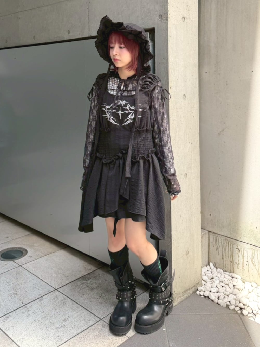 ブラック系のTシャツ/カットソー、ブラック系のワンピース、ブラック系のハットを着用したレディースの春コーディネートの2枚目の写真