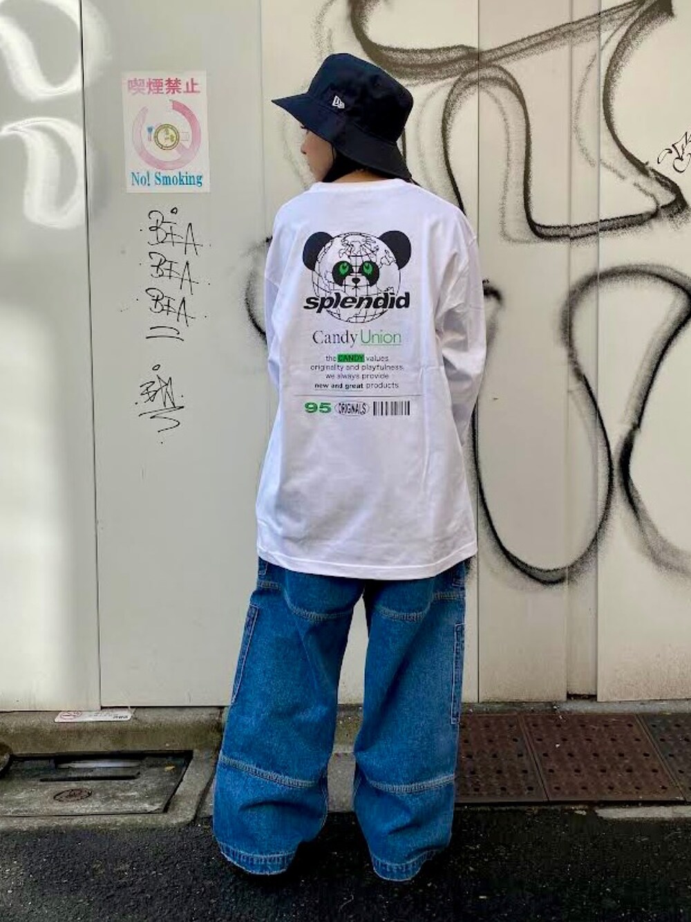 ホワイト系のTシャツ/カットソー、ブルー系のカーゴパンツ、ブラック系のハットを着用したレディースの冬コーディネートの4枚目の写真