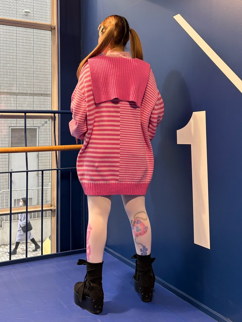 ピンク系のニット/セーター、ピンク系のその他トップスを着用したレディースの冬コーディネートの5枚目の写真