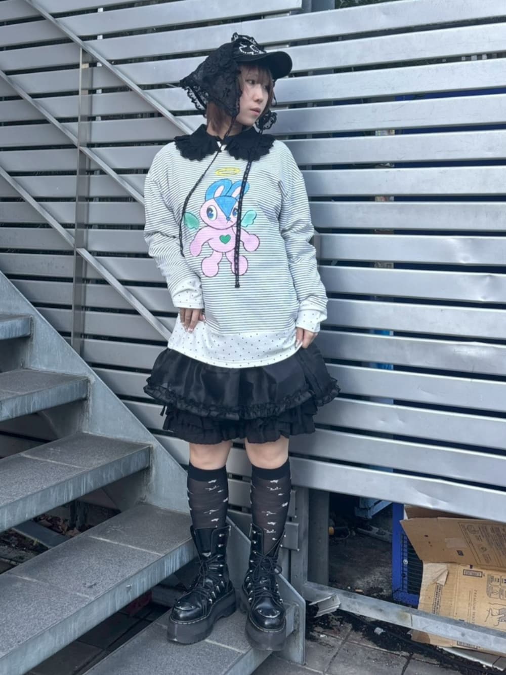 ブラック系のワンピース、ブラック系のTシャツ/カットソー、ブラック系のソックス/靴下を着用したレディースの春コーディネートの3枚目の写真