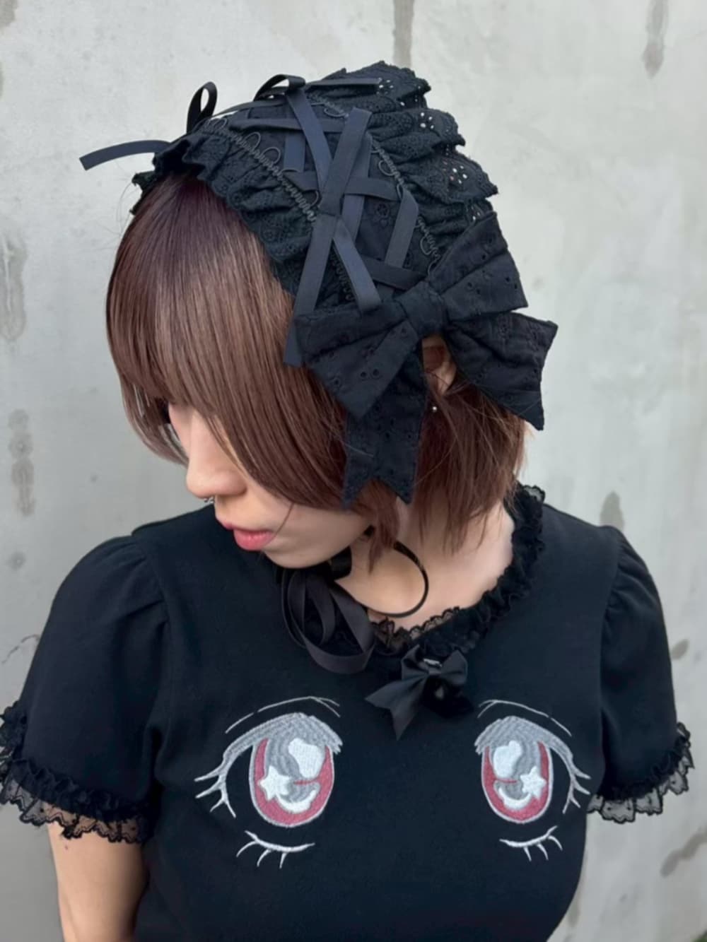 ブラック系のその他パンツ、ブラック系のTシャツ/カットソー、ブラック系のニットキャップ/ビーニーを着用したレディースの夏コーディネートの5枚目の写真