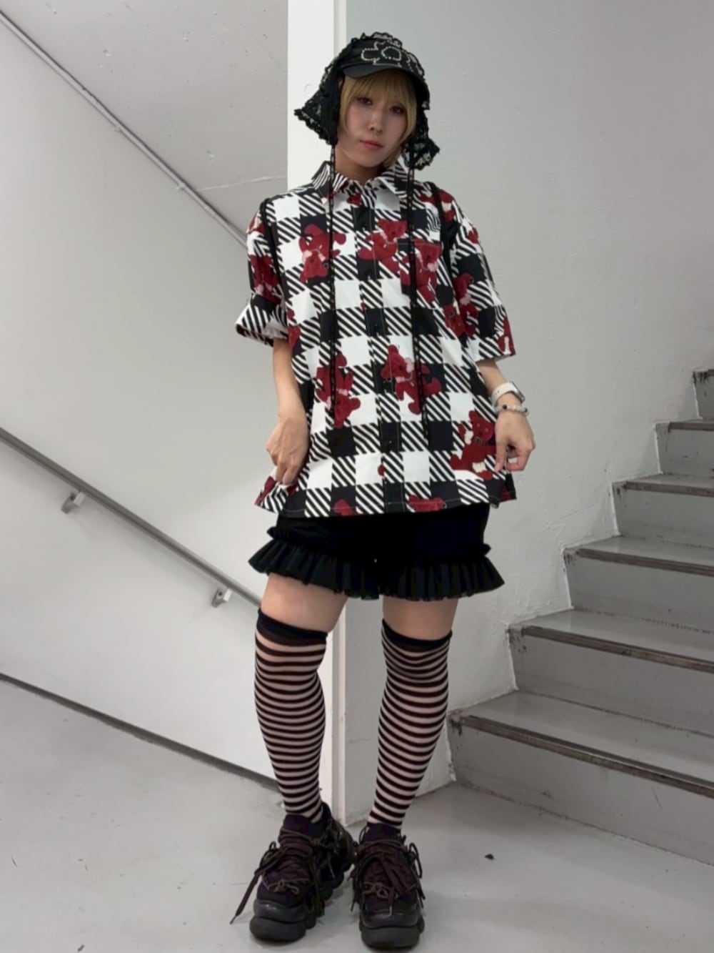 ブラック系のその他パンツ、ブラック系のバックパック/リュック、ブラック系のシャツ/ブラウスを着用したレディースの夏コーディネートの2枚目の写真