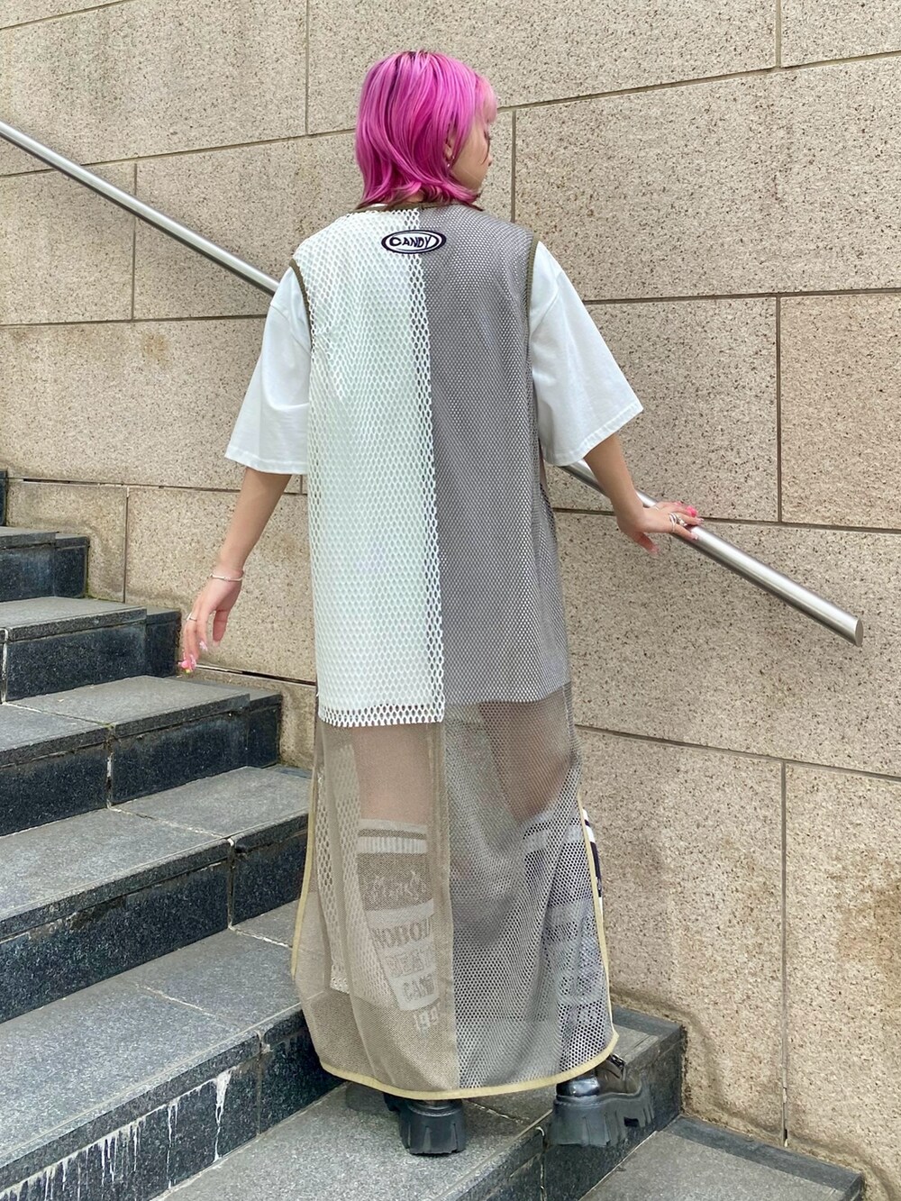 ホワイト系のTシャツ/カットソー、グリーン系のワンピース、ブラック系のローファーを着用したレディースの春コーディネートの4枚目の写真