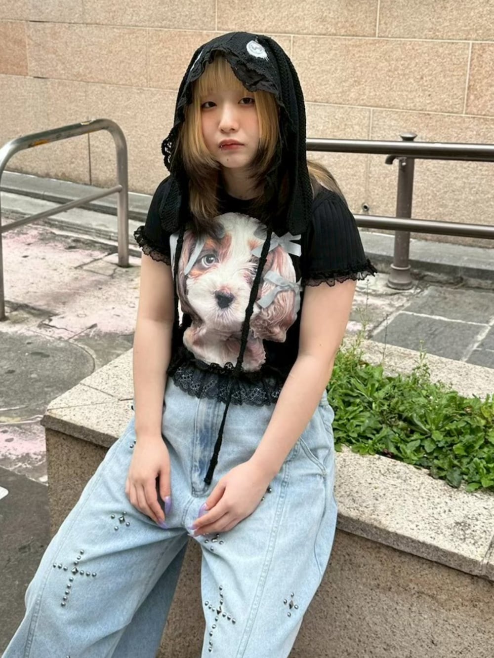 ブルー系のデニムパンツ、ブラック系のTシャツ/カットソー、ブラック系のニットキャップ/ビーニーを着用したレディースの夏コーディネートの3枚目の写真
