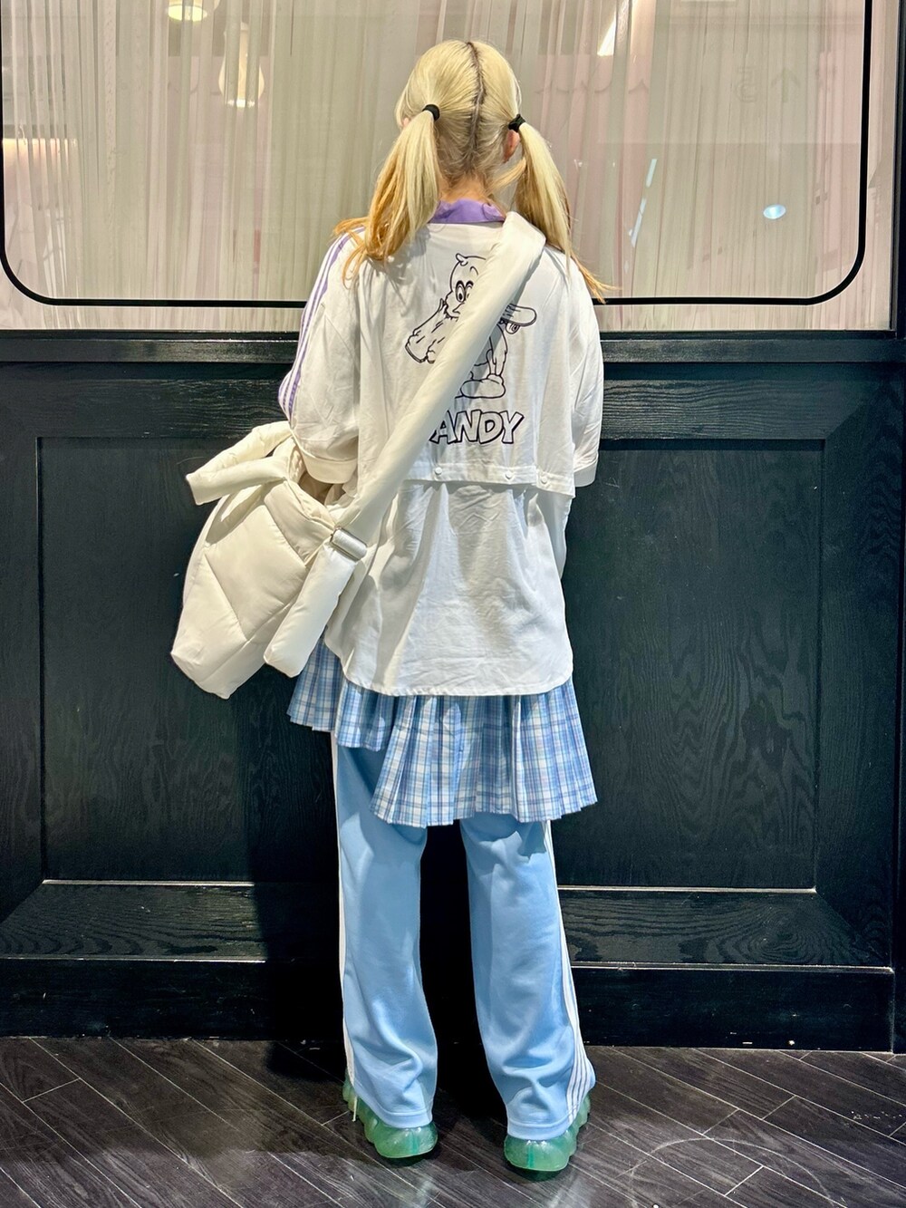 ホワイト系のショルダーバッグ、ブルー系のその他パンツ、ホワイト系のシャツ/ブラウスを着用したレディースの春コーディネートの5枚目の写真