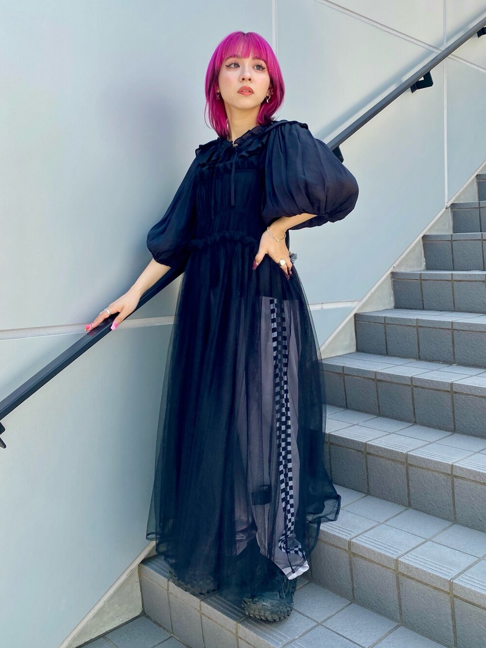 グレー系のその他パンツ、ブラック系のワンピース、ブラック系のシャツ/ブラウスを着用したレディースの春コーディネートの2枚目の写真