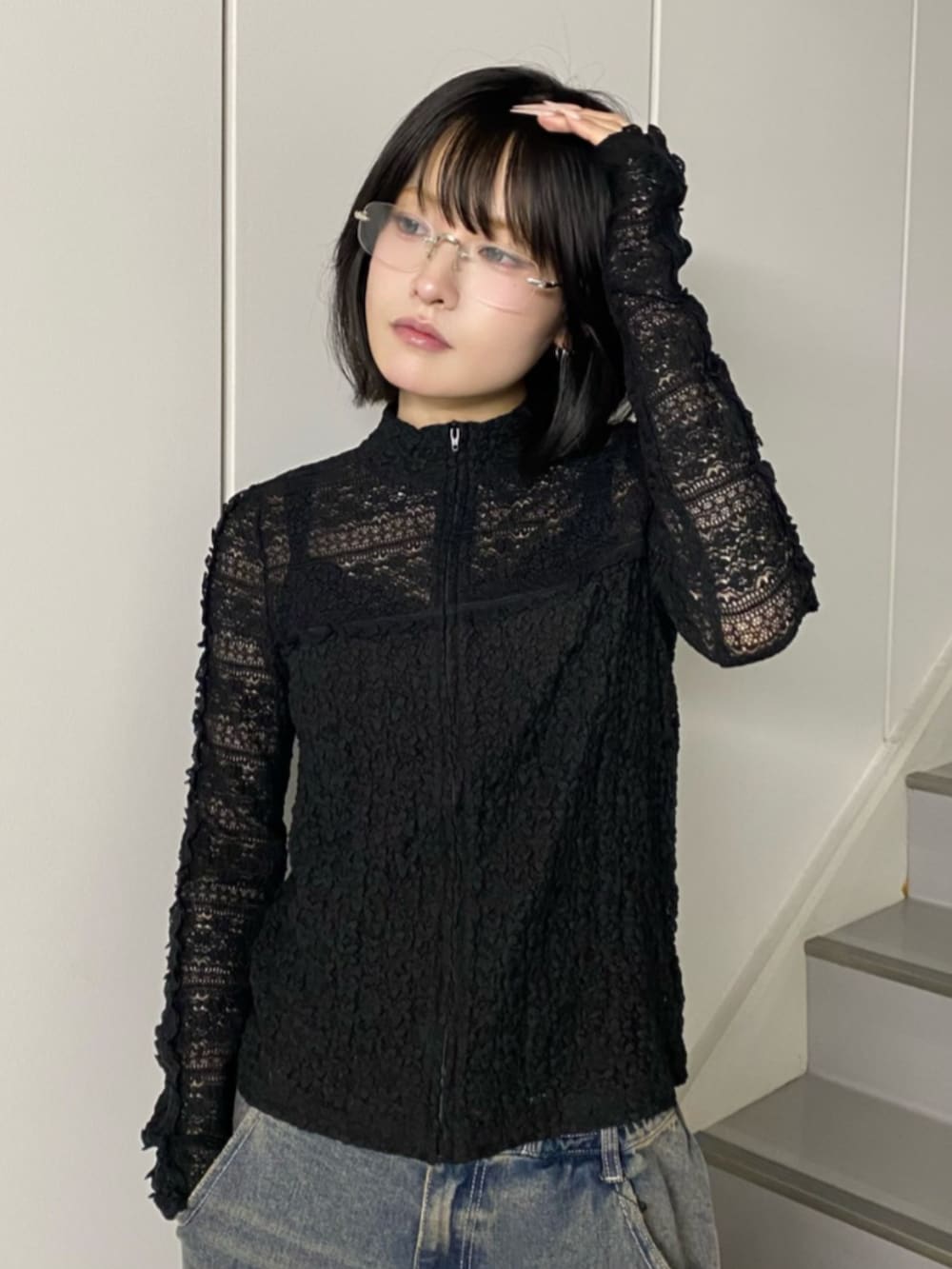 ブルー系のデニムパンツ、ブラック系のその他アウターを着用したレディースの夏コーディネートの4枚目の写真