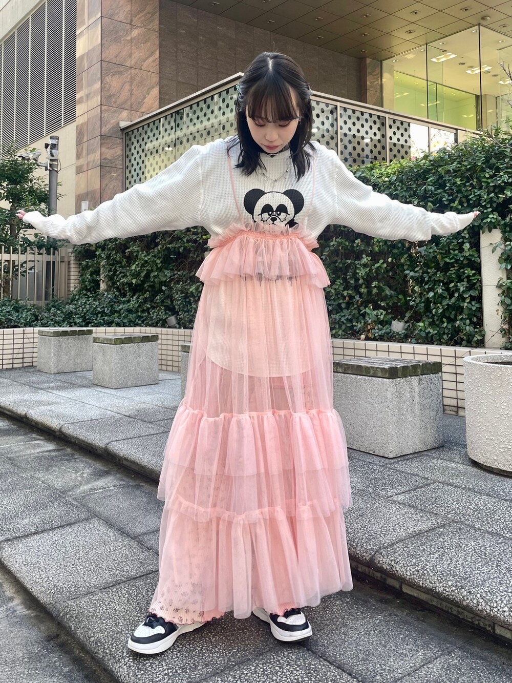 ピンク系のその他パンツ、ピンク系のワンピース、ホワイト系のTシャツ/カットソーを着用したレディースの冬コーディネートの2枚目の写真