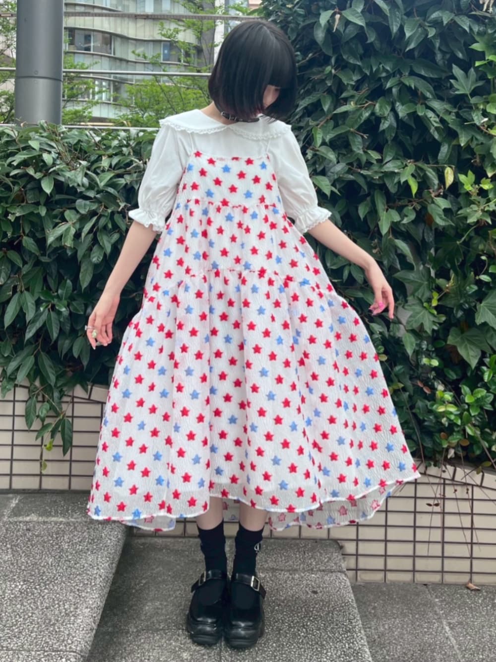 ホワイト系のTシャツ/カットソー、レッド系のボディバッグ/ウエストポーチ、レッド系のワンピースを着用したレディースの夏コーディネートの4枚目の写真