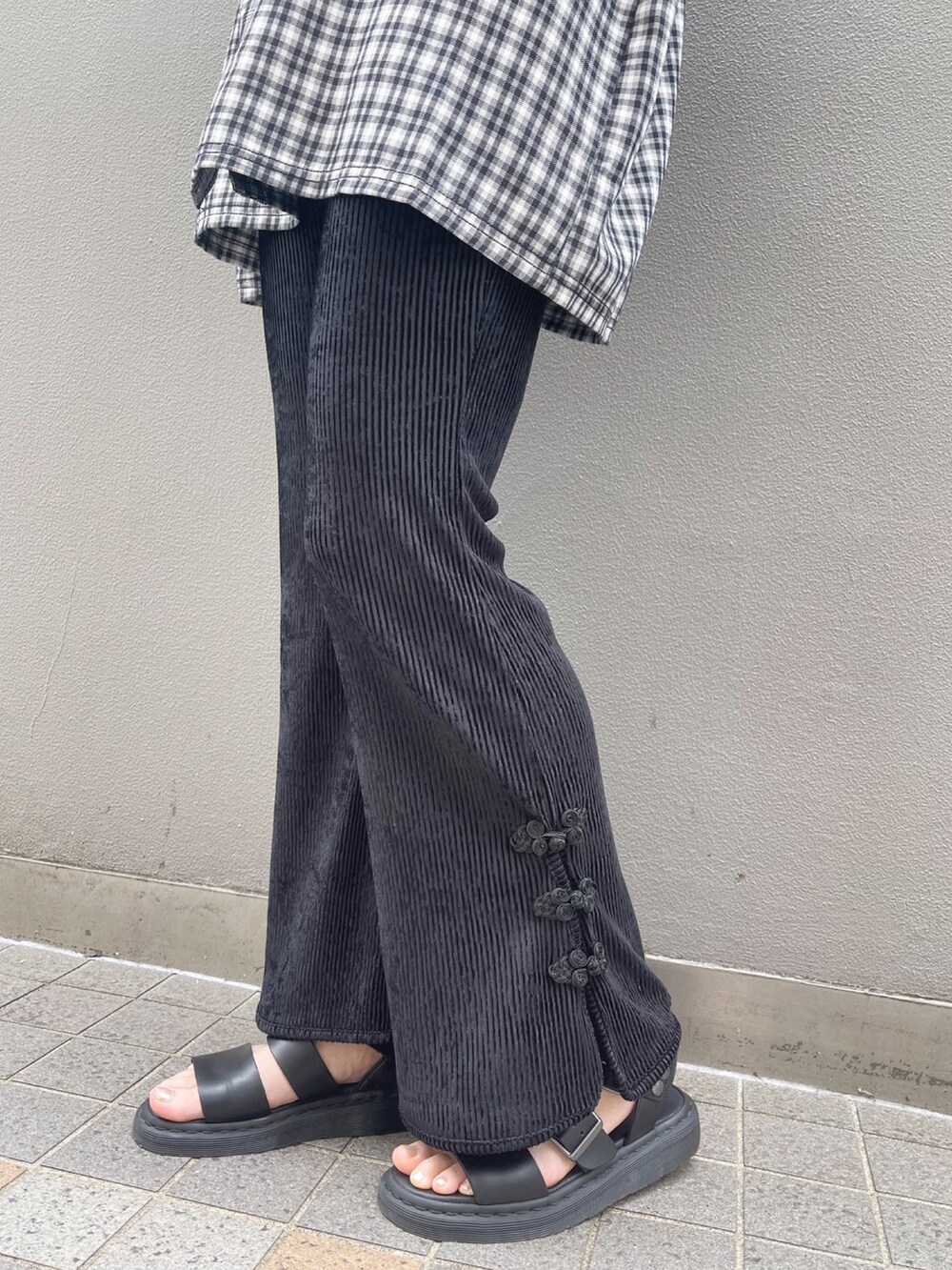 ブラック系のシャツ/ブラウス、ブラック系のその他パンツを着用したレディースの夏コーディネートの5枚目の写真