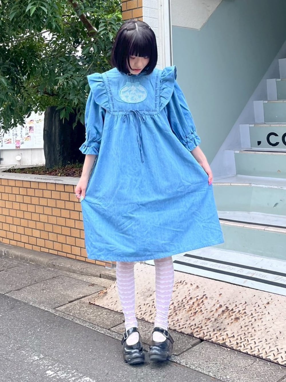 ブルー系のワンピース、ホワイト系のソックス/靴下を着用したレディースの夏コーディネートの2枚目の写真