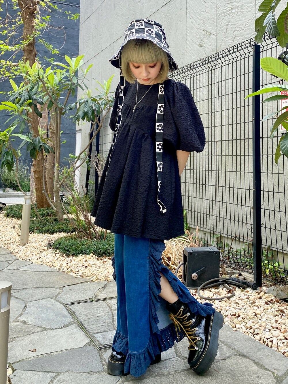 ブラック系のシューズ、ブルー系のデニムパンツ、ブラック系のその他トップスを着用したレディースの春コーディネートの3枚目の写真