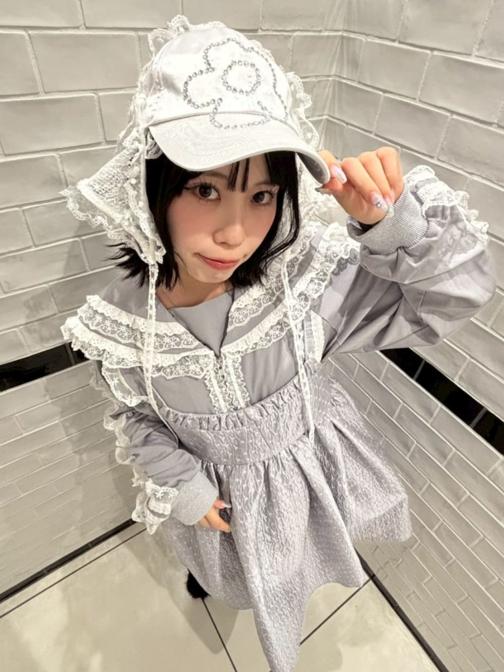 グレー系のワンピース、グレー系のブルゾン、グレー系のその他パンツを着用したレディースの冬コーディネートの5枚目の写真