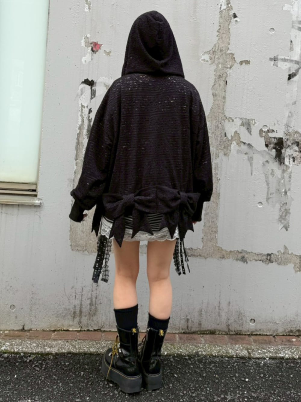 ブラック系のTシャツ/カットソー、ブラック系のその他パンツ、ブラック系のパーカーを着用したレディースの秋コーディネートの3枚目の写真