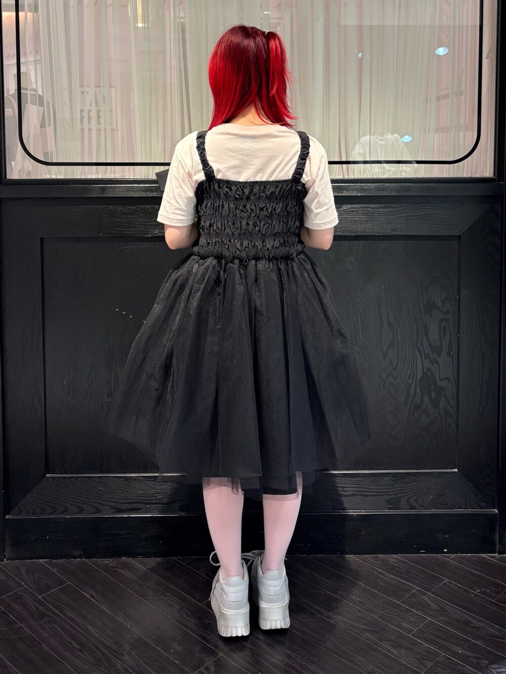 ブラック系のワンピース、ピンク系のTシャツ/カットソーを着用したレディースの春コーディネートの4枚目の写真