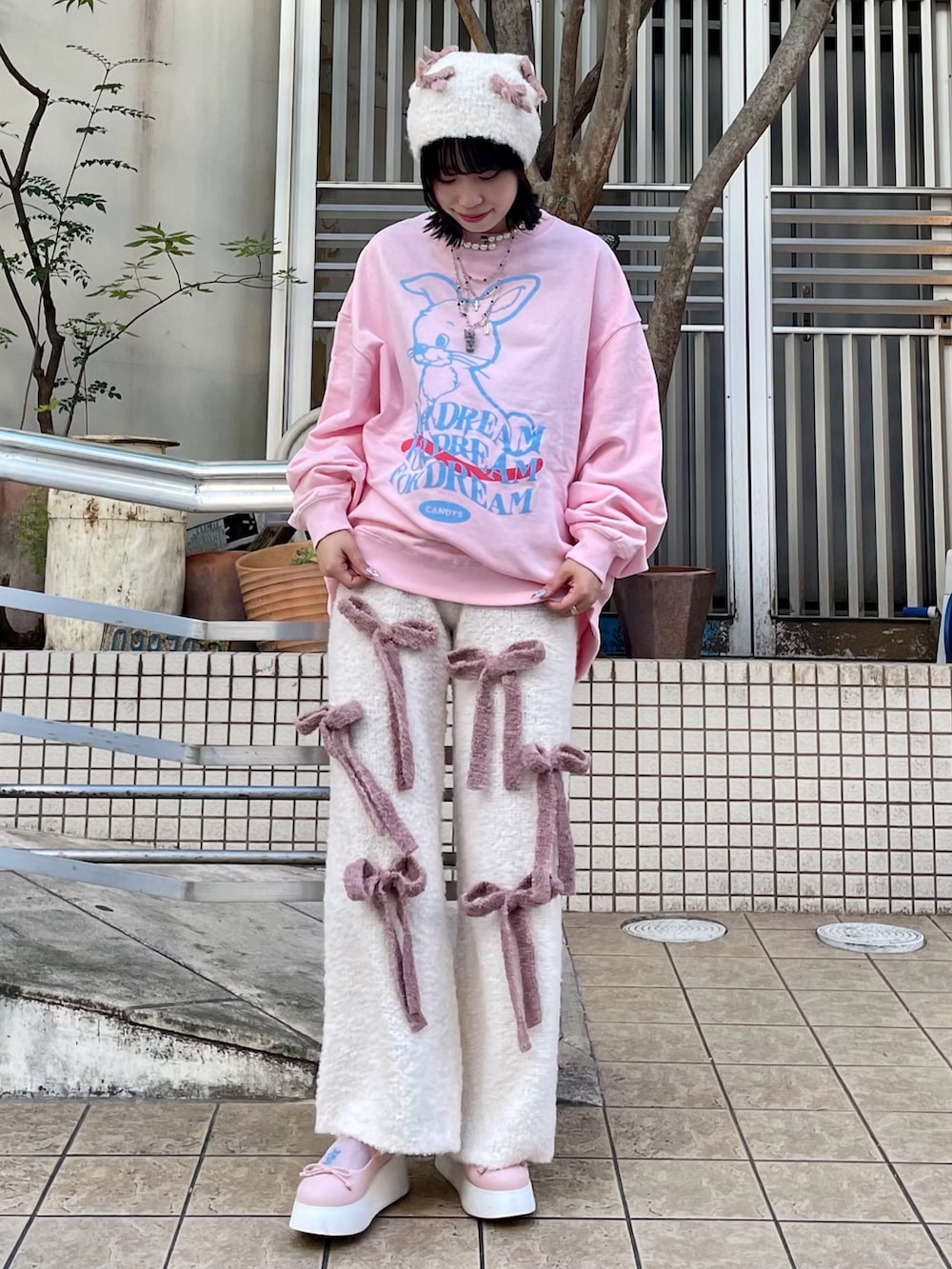 ピンク系のスウェット、ホワイト系のその他パンツ、ピンク系のバレエシューズを着用したレディースの秋コーディネートの2枚目の写真