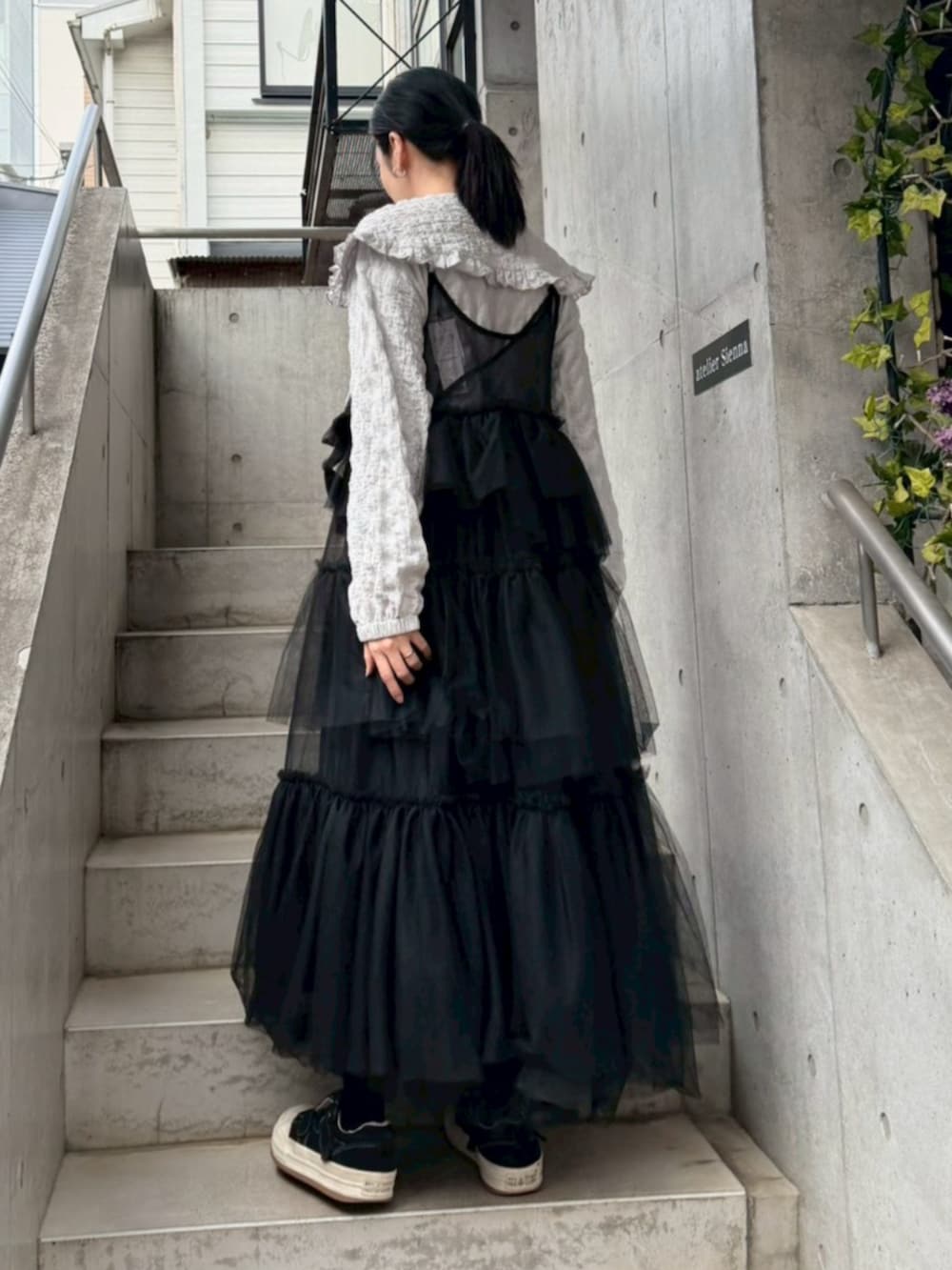 ブラック系のワンピース、グレー系のシャツ/ブラウスを着用したレディースの春コーディネートの3枚目の写真