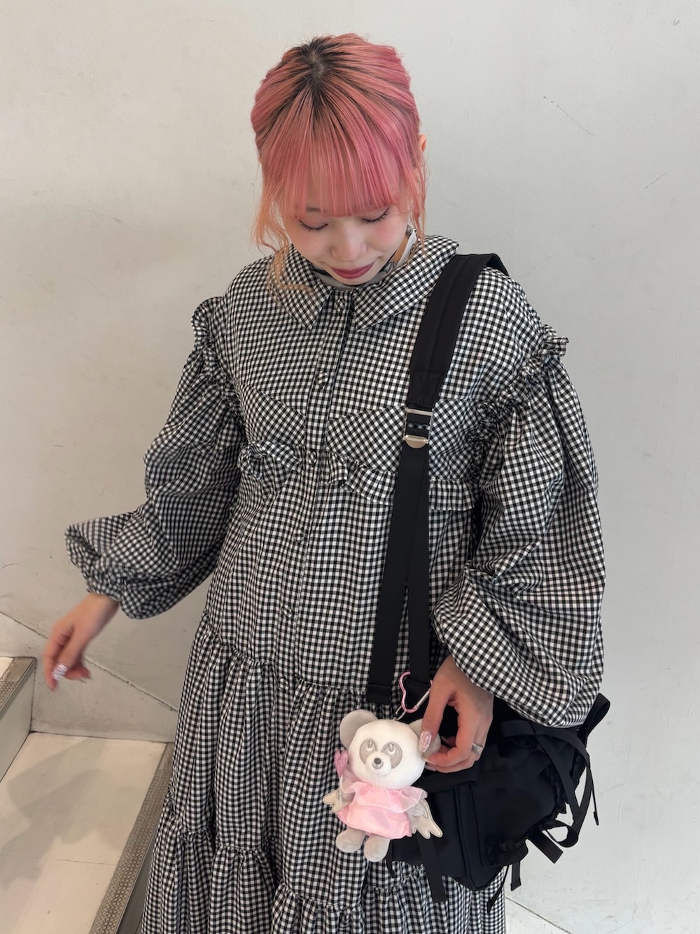 ブラック系のローファー、ブラック系のショルダーバッグ、ホワイト系のワンピースを着用したレディースの冬コーディネートの3枚目の写真