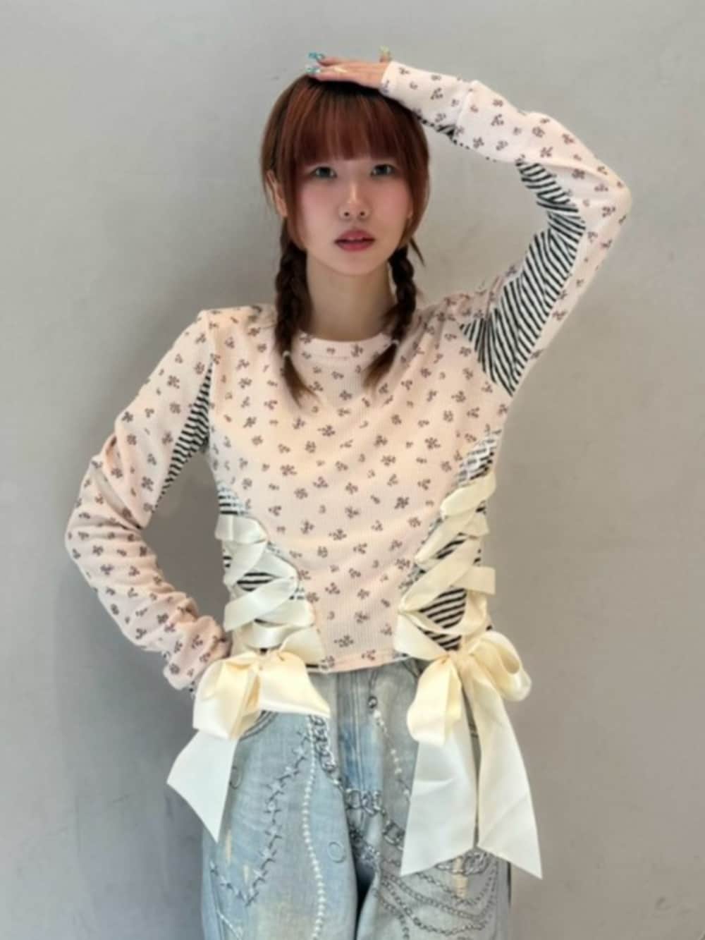 ブルー系のその他パンツ、ホワイト系のTシャツ/カットソーを着用したレディースの秋コーディネートの3枚目の写真