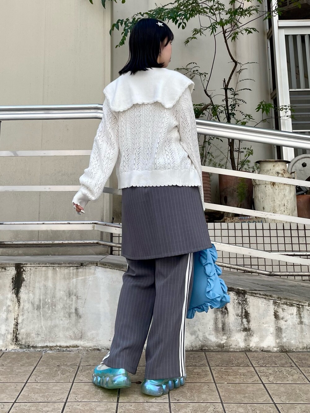 ホワイト系のTシャツ/カットソー、ホワイト系のカーディガン/ボレロ、グレー系のその他パンツを着用したレディースの夏コーディネートの3枚目の写真