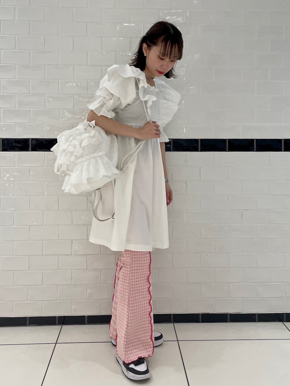 ホワイト系のワンピース、ホワイト系のバックパック/リュック、ピンク系のその他パンツを着用したレディースの春コーディネートの3枚目の写真