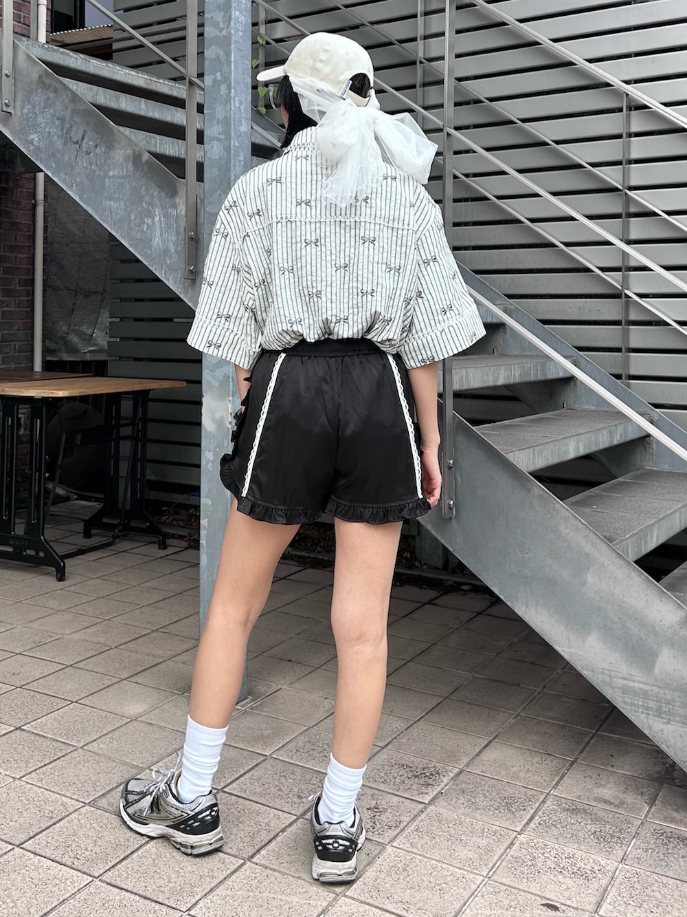 「Candy Stripper、スニーカー、シャツ、リボン、刺繍、ショートパンツ、チュールレース、キャップ、カジュアル、スポーツミックス」｜「Candy StripperのRIBBON TULLE キャップ（キャップ、ホワイト系）」を使った、CandyStripperさん（レディース・162cm）の夏コーディネートの6枚目の写真