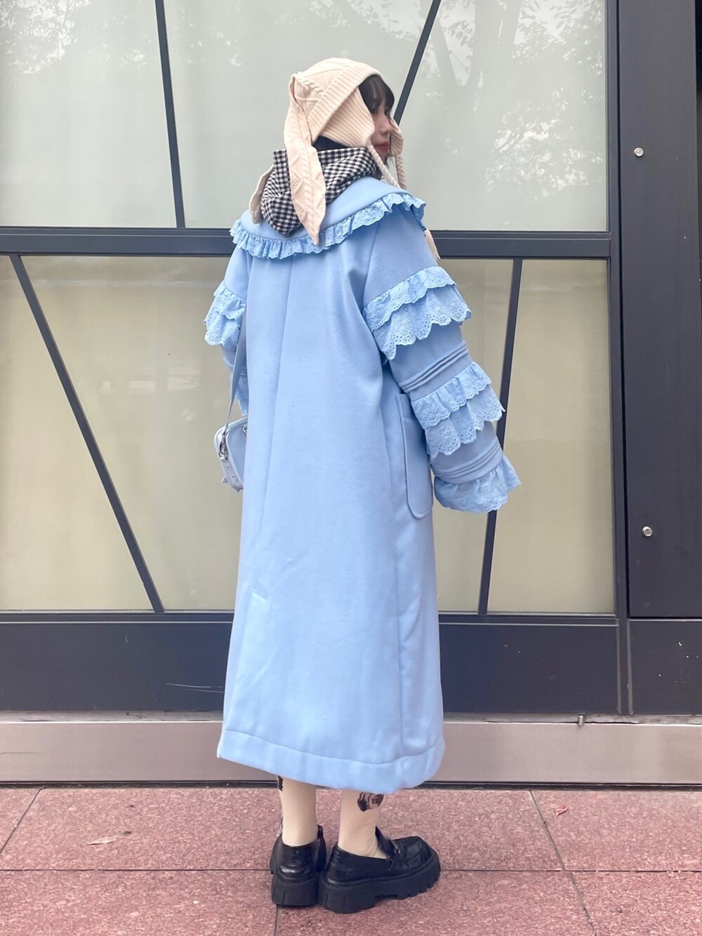 ブラック系のローファー、ブルー系のショルダーバッグ、ホワイト系のワンピースを着用したレディースの秋コーディネートの3枚目の写真