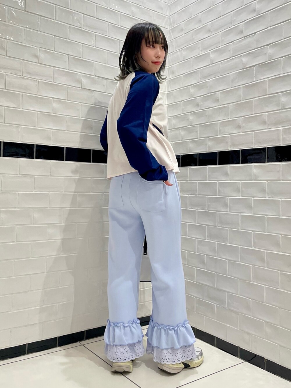 ピンク系のTシャツ/カットソー、ブルー系のその他パンツ、ホワイト系のボストンバッグを着用したレディースの冬コーディネートの4枚目の写真