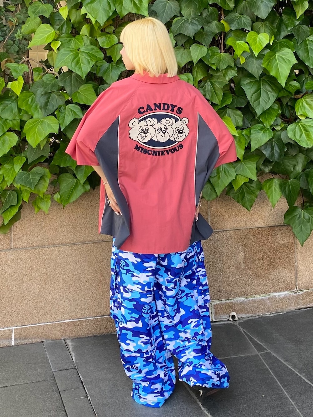 ブルー系のカーゴパンツ、ブラック系のキャミソール、レッド系のシャツ/ブラウスを着用したレディースの春コーディネートの5枚目の写真