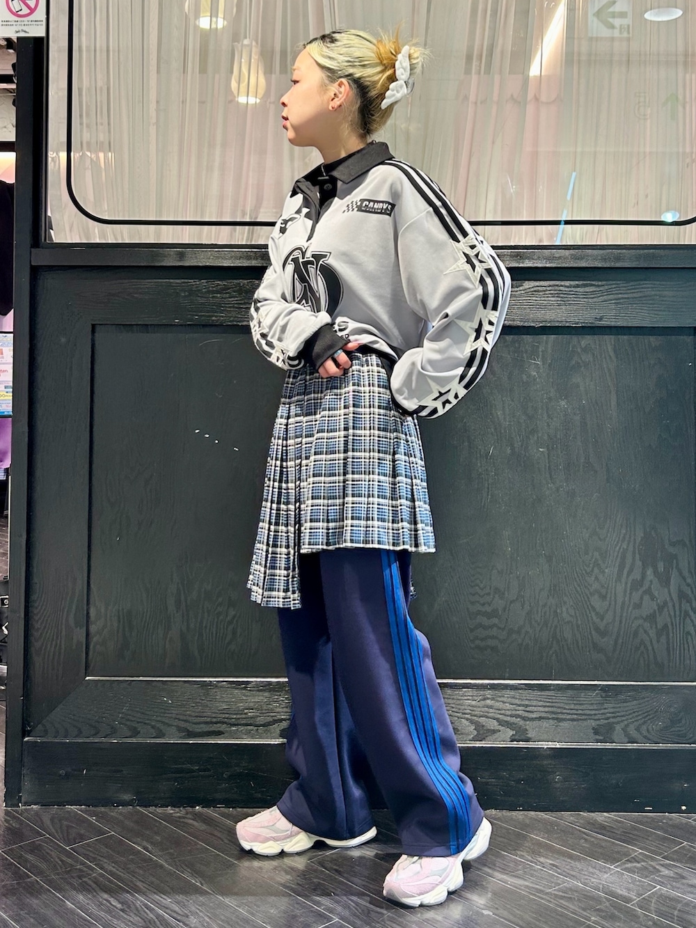 グレー系のポロシャツ、ブルー系のその他パンツ、ピンク系のシューズを着用したレディースの春コーディネートの4枚目の写真