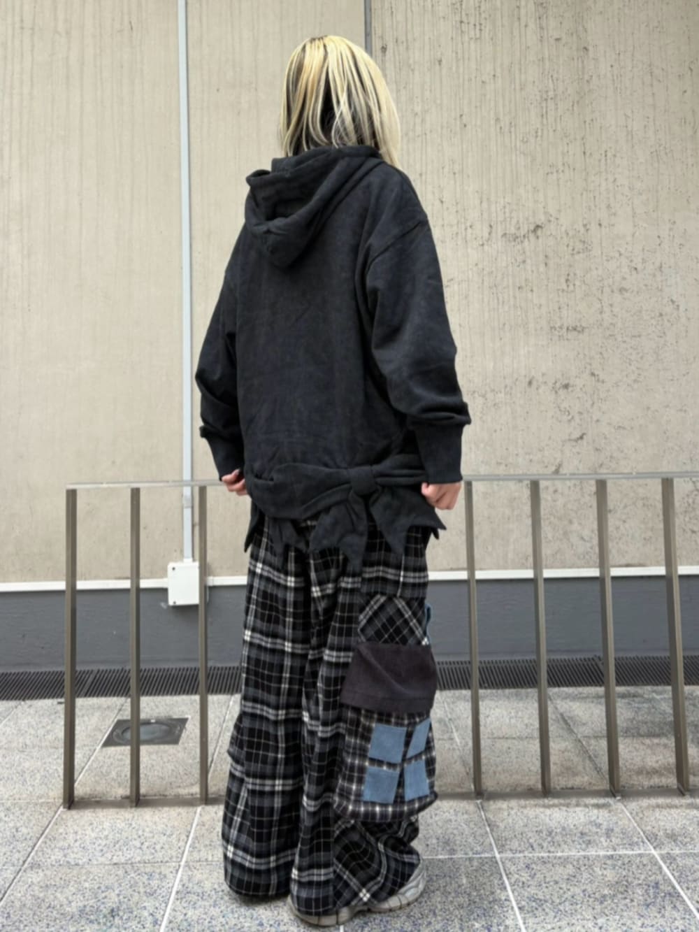 グレー系のパーカー、ブラック系のカーゴパンツを着用したレディースの秋コーディネートの2枚目の写真